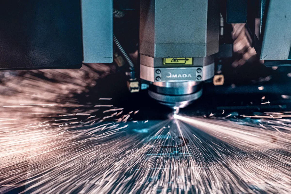 Metallbearbeitung im Produktionsumfeld von Stahlbau Wegscheid