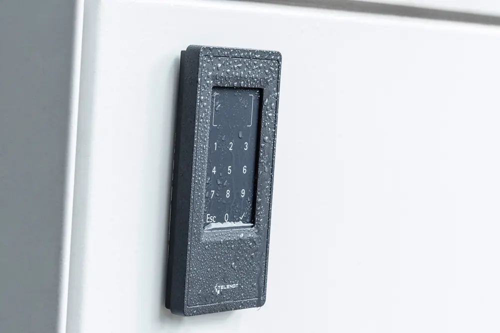 TELENOT RFID-Tastatur-Schreib-Leser cryplock BLM10 an einer Außenwand
