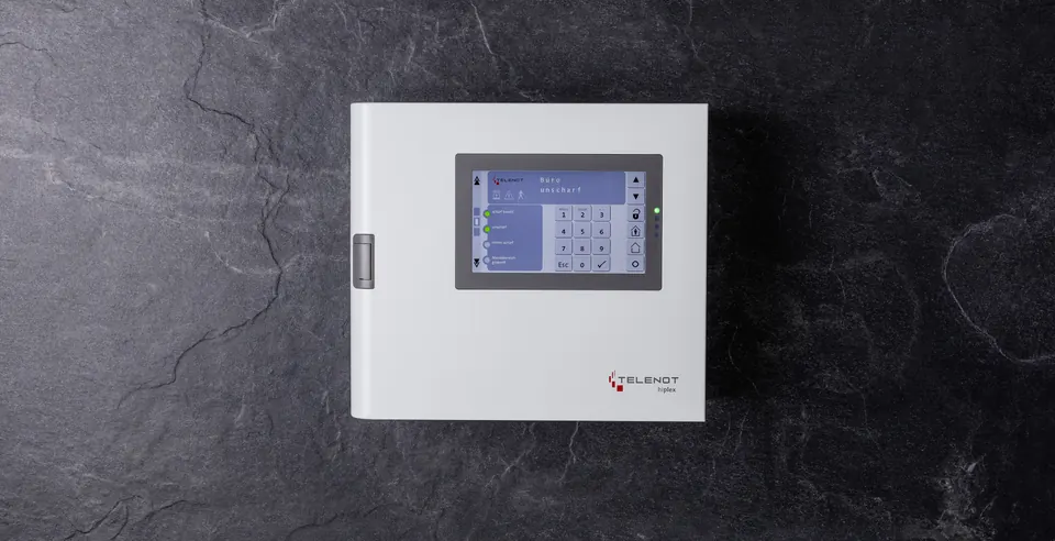 TELENOT hiplex 8400H Einbruchmelderzentrale an dunkler Wand